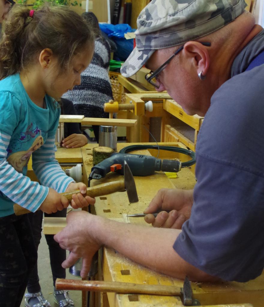 Bernd hilft den Kleinsten beim Nisthilfenbau