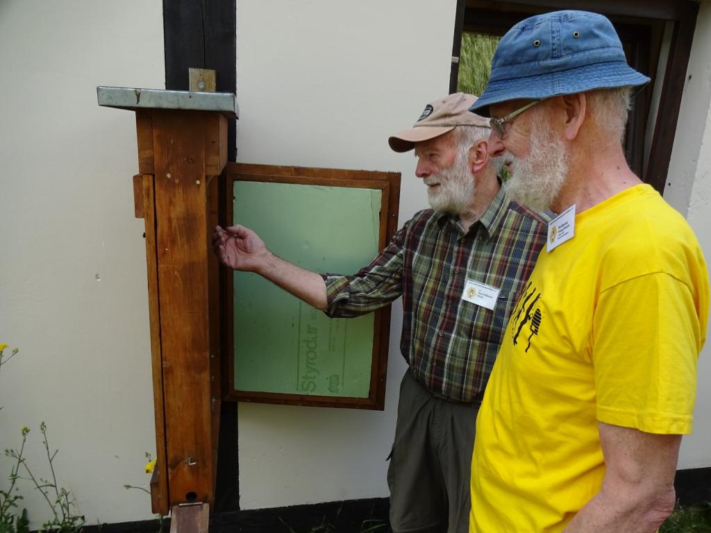 Dr. Klein und Wolfgang Fleischbein vor dem Schaukasten des Museums.<br />Bild: Gerd Zimmermann 
